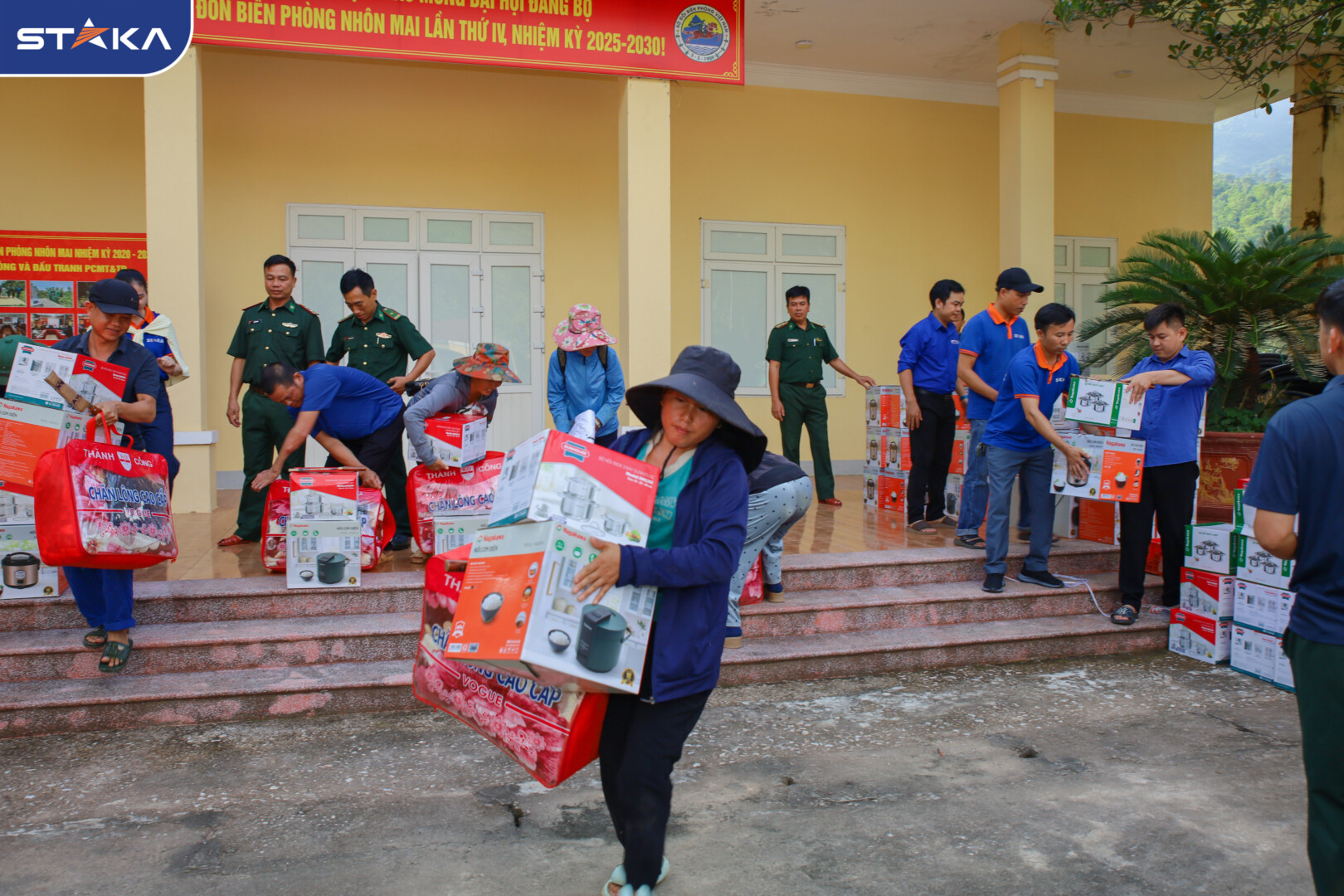 Hình ảnh bà con nhận những món quà thiết thực từ STAKA