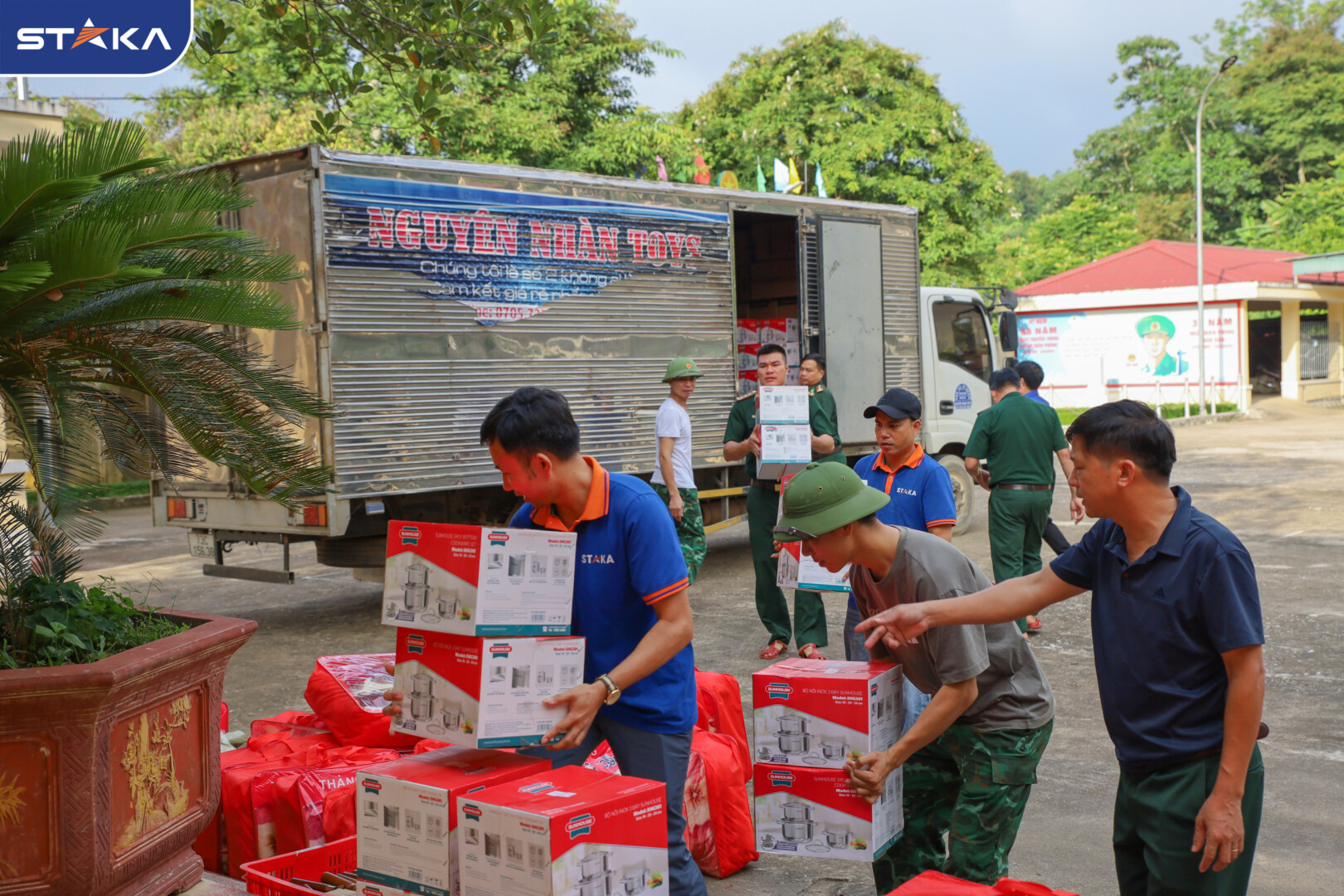 Hành trình "trao yêu thương nhận nụ cười" của STAKA 